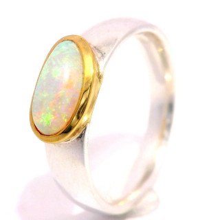 Ring with precious opal set in 18k gold frame