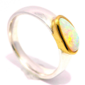 Ring with precious opal set in 18k gold frame