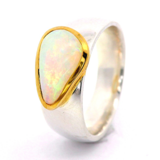 Bague en opale noble soudée à lor avec de lor 750
