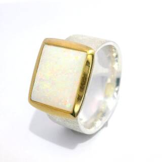 Gold-soldered opal ring with 750 gold